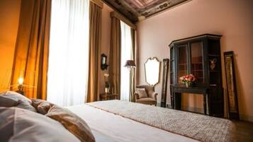 Escrivaninha, quartos à prova de som, berços grátis