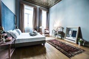 Een bureau, geluiddichte muren, gratis babybedden