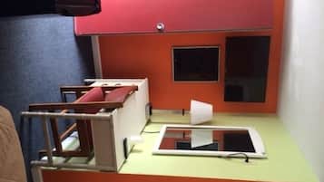 Habitación doble estándar, 1 cama matrimonial, para no fumadores | Escritorio, tabla de planchar con plancha, wifi gratis y ropa de cama