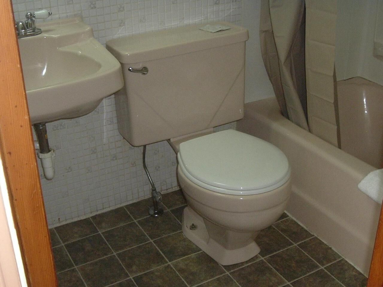 Ein Badezimmer mit Toilette, Waschbecken und Badewanne.