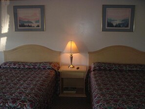 Desk, iron/ironing board, free WiFi, bed sheets - Fels Three Crown Motel (Clarence)