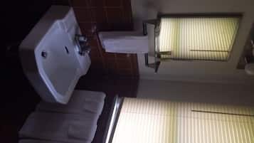 Chambre Standard, 2 grands lits, non-fumeur | Bureau, fer et planche à repasser, accès au Wi-Fi (inclus)