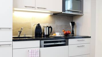 Full-size fridge, microwave, stovetop, dishwasher