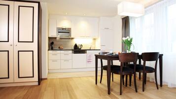 Apartment, 1 Bedroom | In-room dining