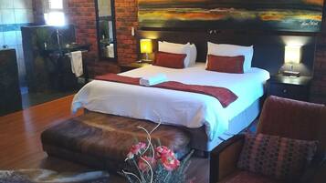 Luxury suite 1st Floor open plan bath. | Kameruitzicht