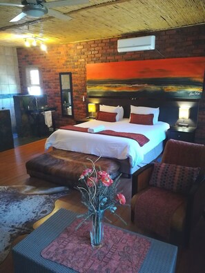 Luxury suite 1st Floor open plan bath. | Vue de la chambre