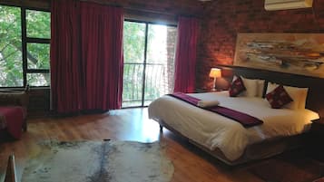 Luxury Suite, 1 King Bed, Garden View | Uitzicht vanaf balkon