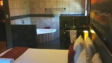Luxury suite 1st Floor open plan bath. | Vista do quarto