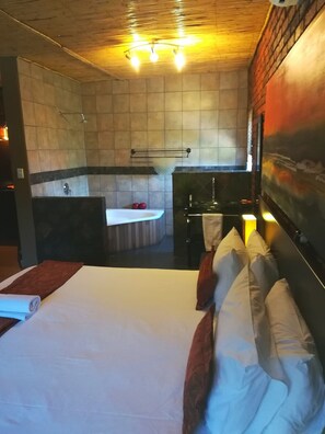 Luxury suite 1st Floor open plan bath. | Kameruitzicht