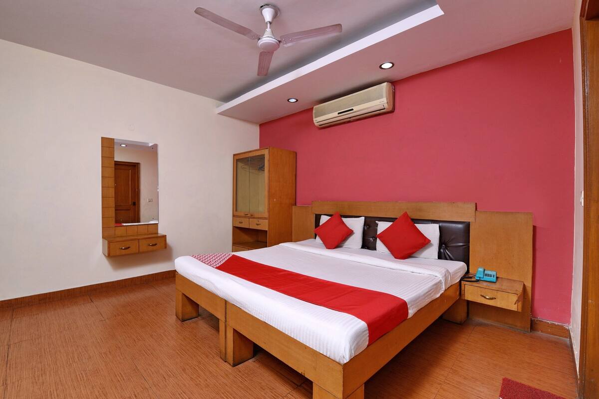 Standard Double Room | Desk, bed sheets