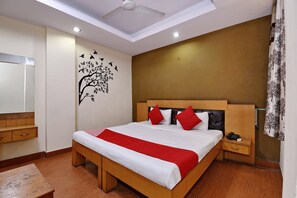 Standard Double Room | Desk, bed sheets