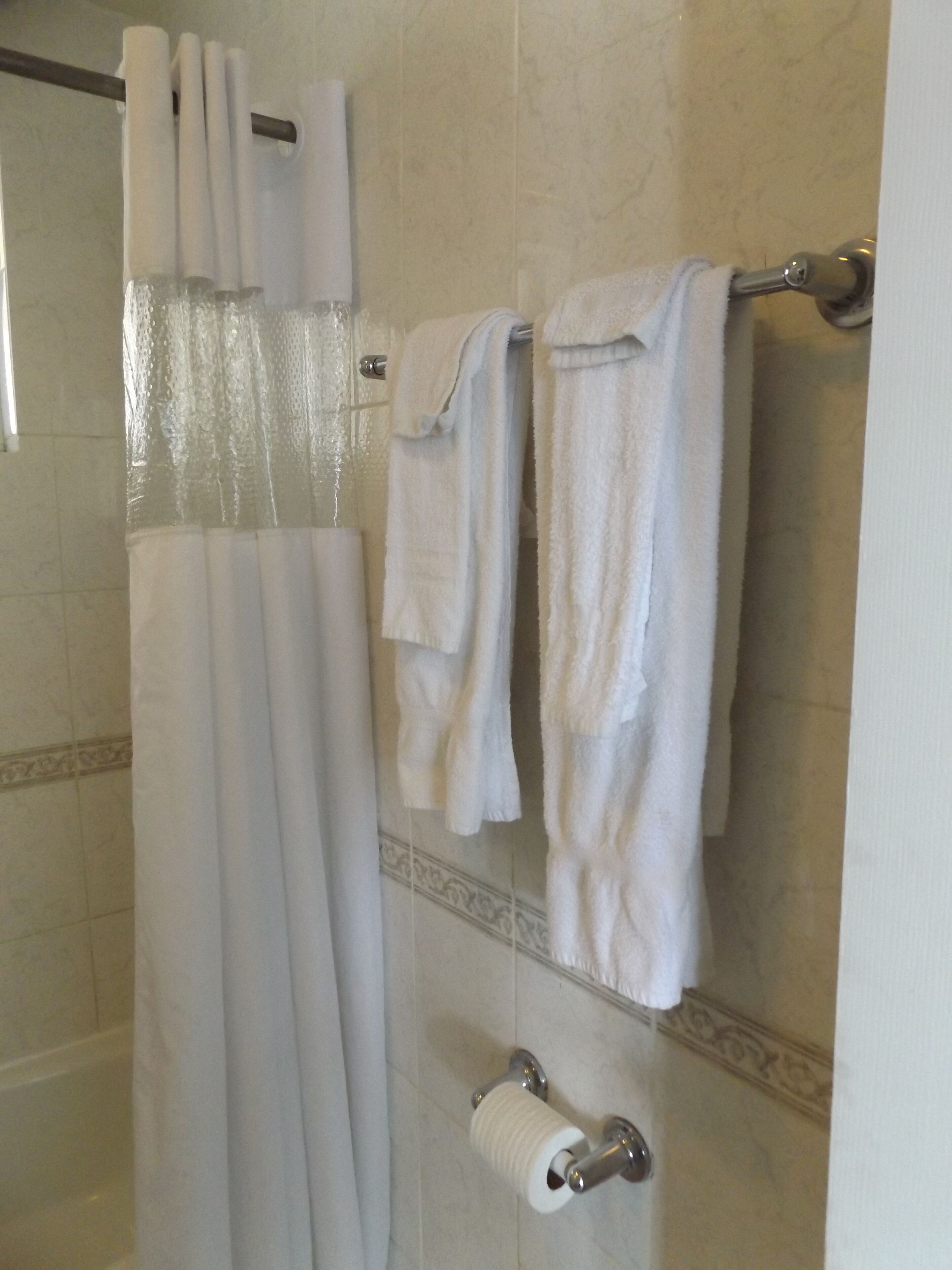 Kombinasi shower/bathtub dan perlengkapan mandi gratis