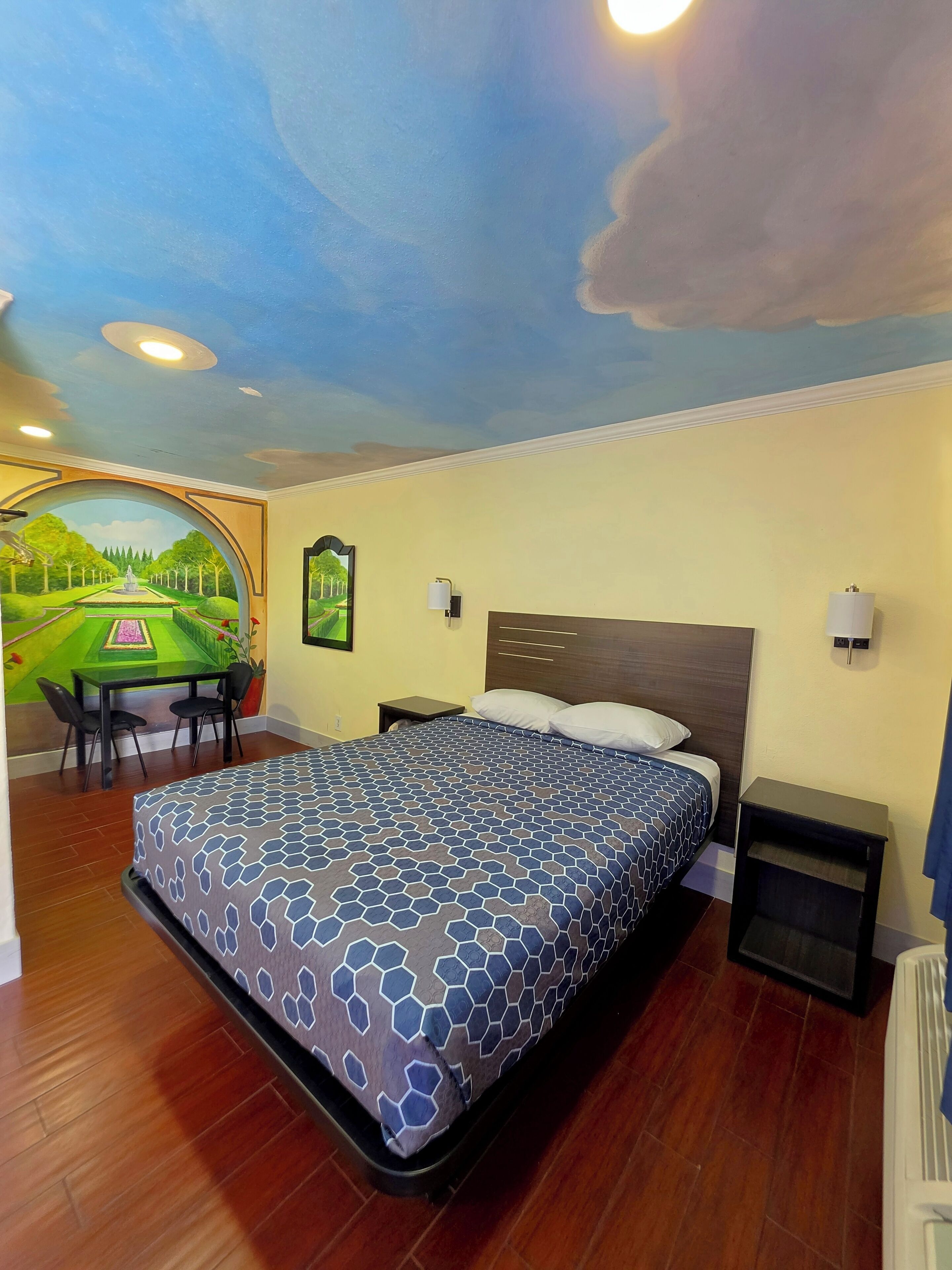 Basic Room, 1 Queen Bed | Desk, blackout drapes, iron/ironing board, free WiFi