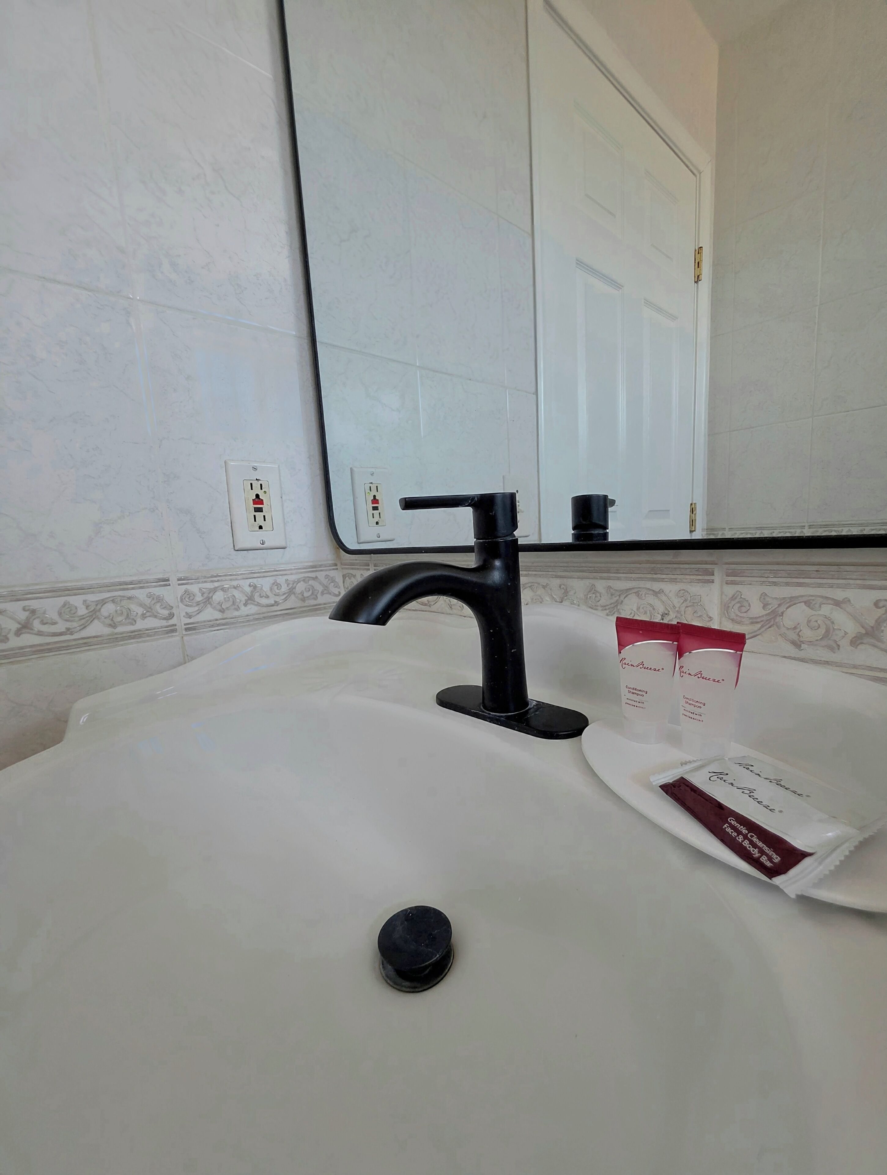 Combined shower/tub, free toiletries, hair dryer, towels