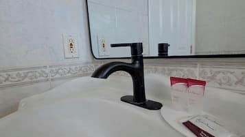 Combined shower/tub, free toiletries, hair dryer, towels