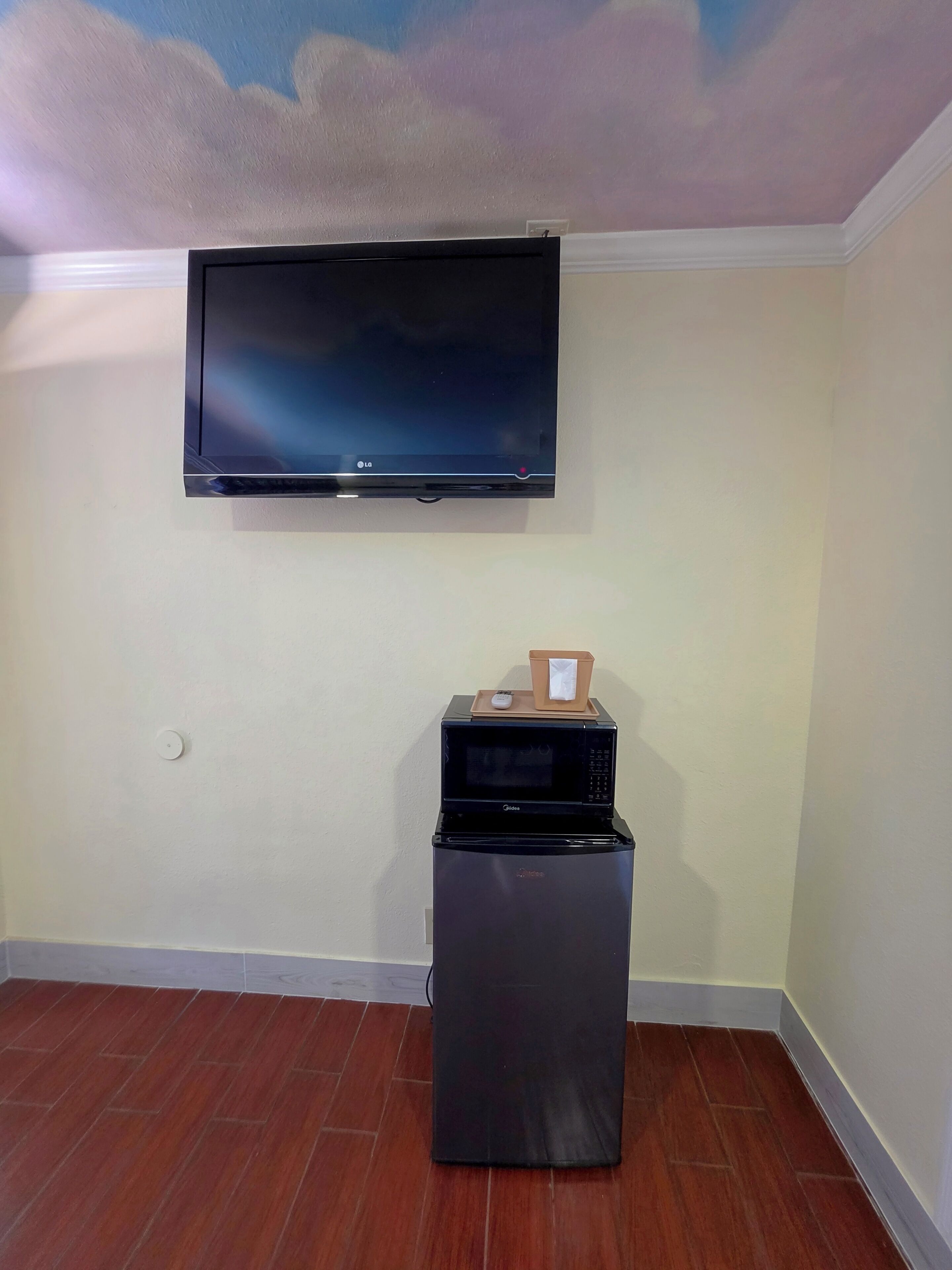 37-inch flat-screen TV with cable channels, TV
