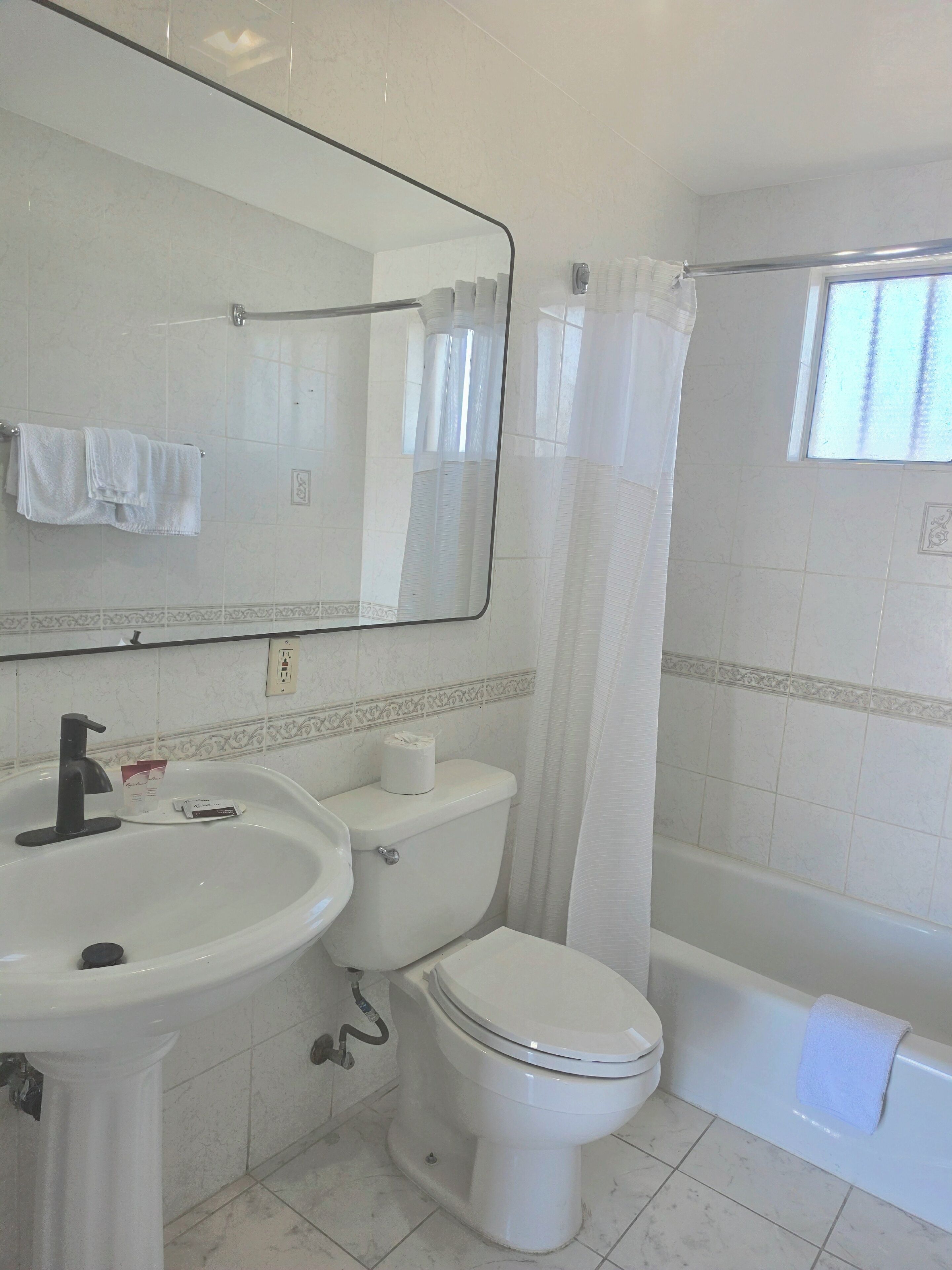 Quarto básico, 1 cama Queen | Banheiro | Chuveiro/banheira combinados, produtos de toalete grátis
