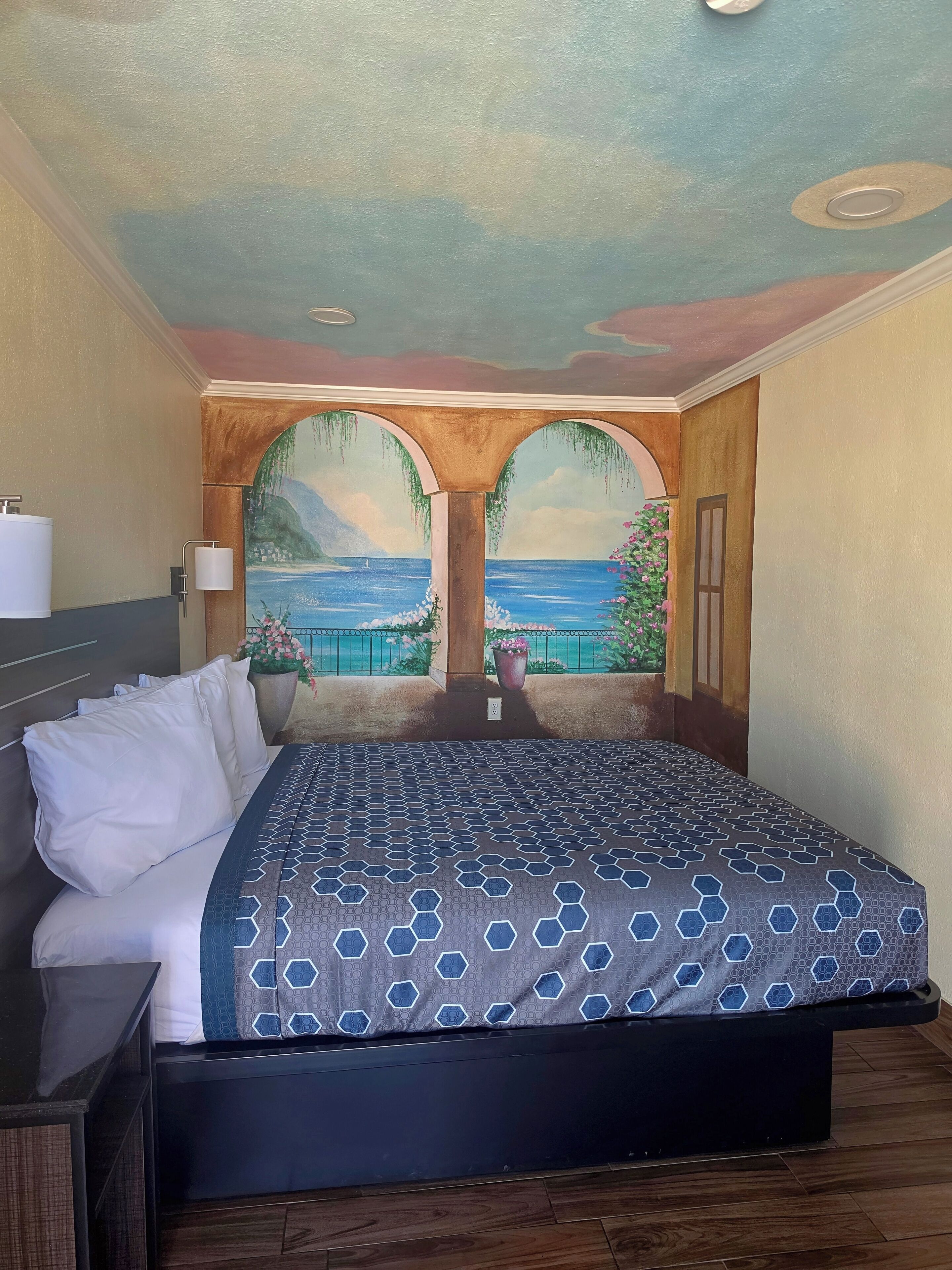 Quarto básico, 1 cama Queen | Escrivaninha, cortinas blackout, ferros/tábuas de passar roupa