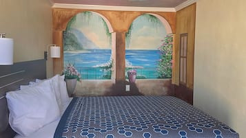 Quarto básico, 1 cama Queen | Escrivaninha, cortinas blackout, ferros/tábuas de passar roupa