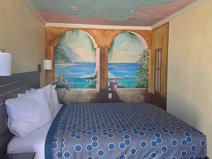 Basic Room, 1 Queen Bed | Desk, blackout curtains, iron/ironing board, free WiFi