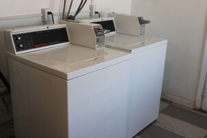 Uma máquina de lavar industrial com painel de controle e porta.