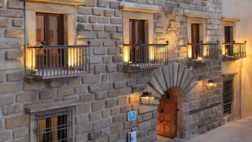 Fachada del alojamiento - Noche