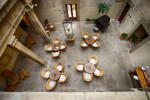 Coffee shop - Rusticae Palacio Carvajal Girón (Plasencia)