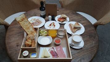 Dagelijks ontbijtbuffet (EUR 14 per persoon)