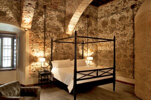 Minibar, caja de seguridad en la habitación y escritorio 