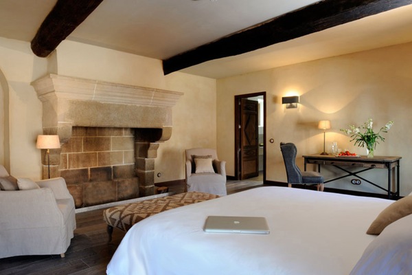 Minibar, caja de seguridad en la habitación y escritorio