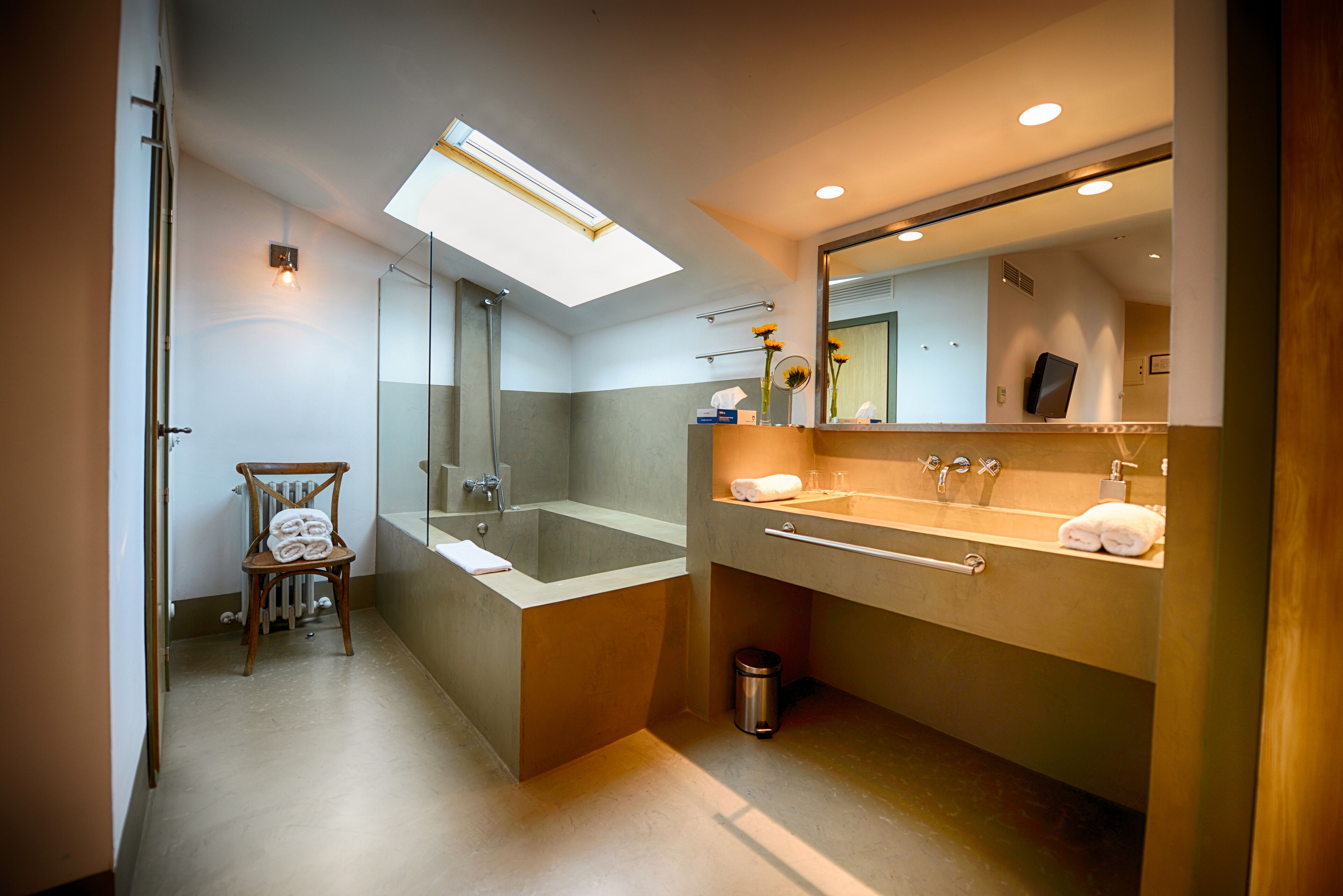 double room | minibar, in-room safe, desk, iron/ironing board