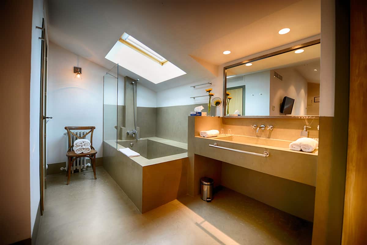 double room | minibar, in-room safe, desk, iron/ironing board