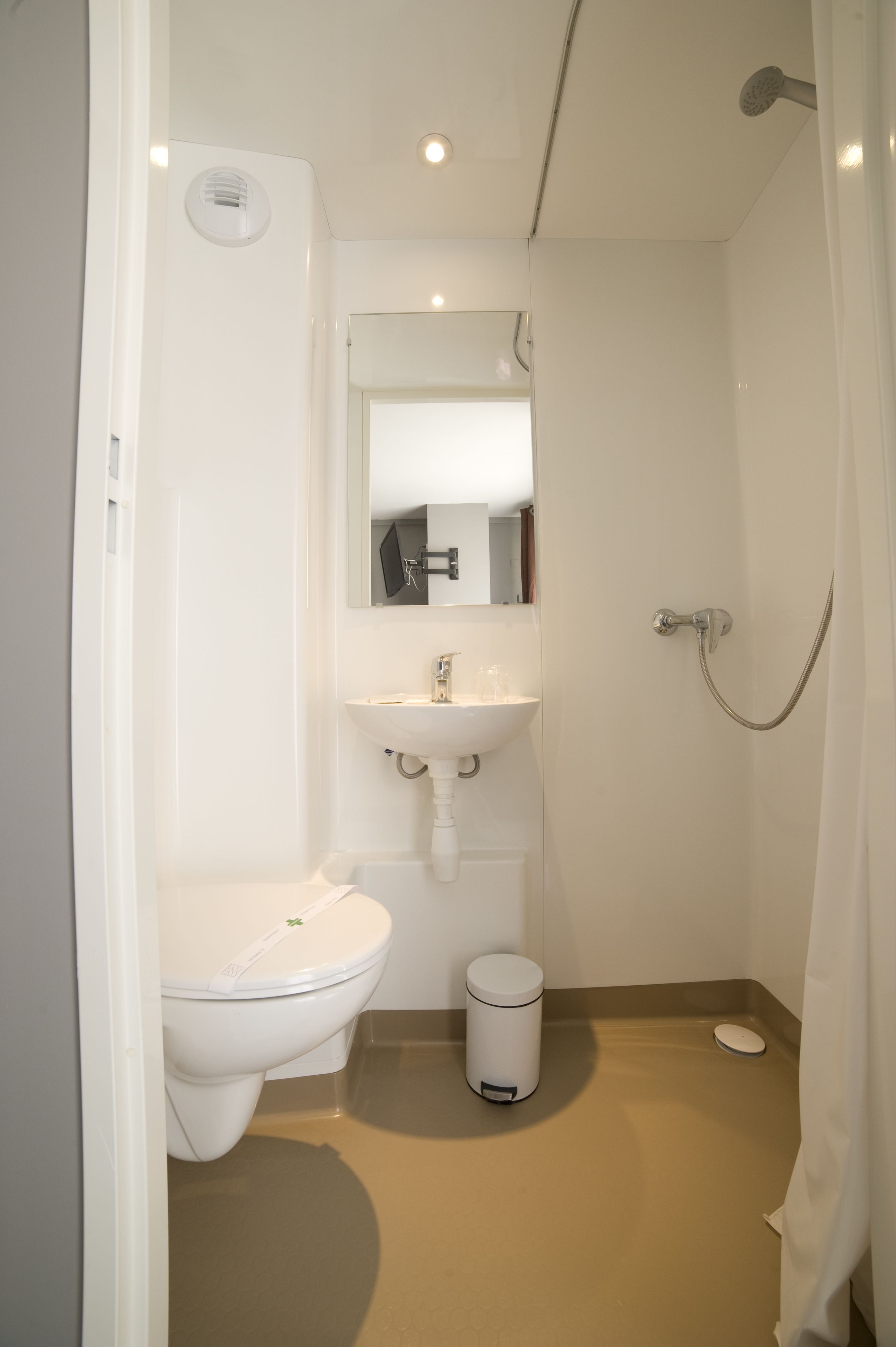 Superior Double Room | Bathroom | Free toiletries, hair dryer, towels