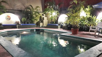 Una piscina al aire libre
