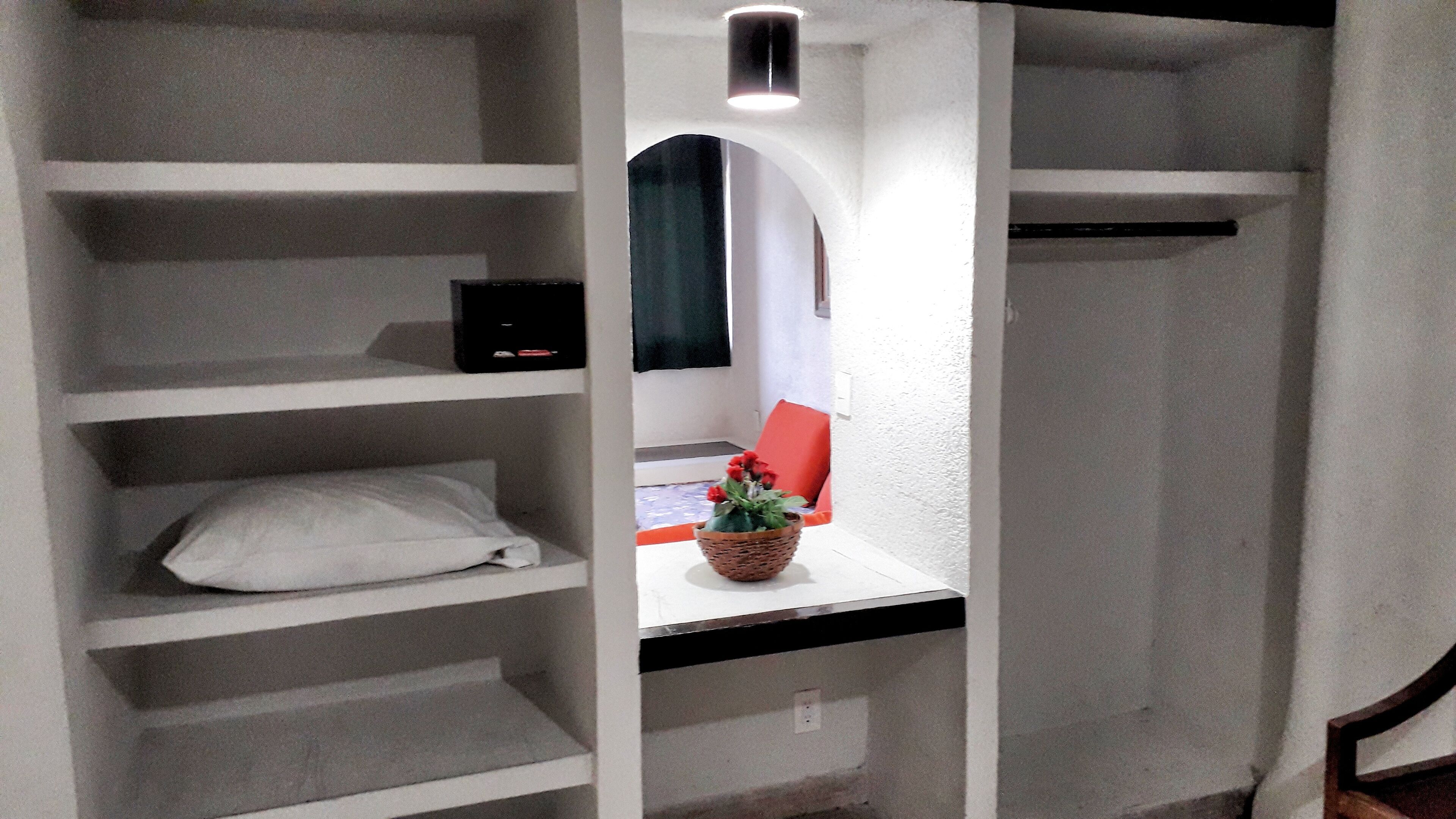 Suite G | 1 多间卧室、客房内保险箱、笔记本电脑工作区、床单