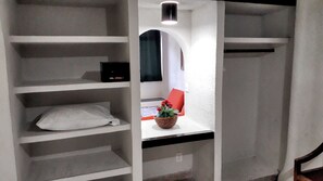 Suite G | 1 多间卧室、客房内保险箱、笔记本电脑工作区、床单