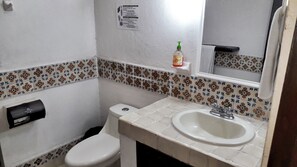 Suite G | Baño | Regadera y toallas 