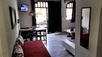 Suite G | 1 soverom, safe på rommet, skrivebord for bærbar PC og sengetøy