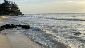 Pantai di sekitar, pasir putih, handuk pantai, dan 2 bar pantai