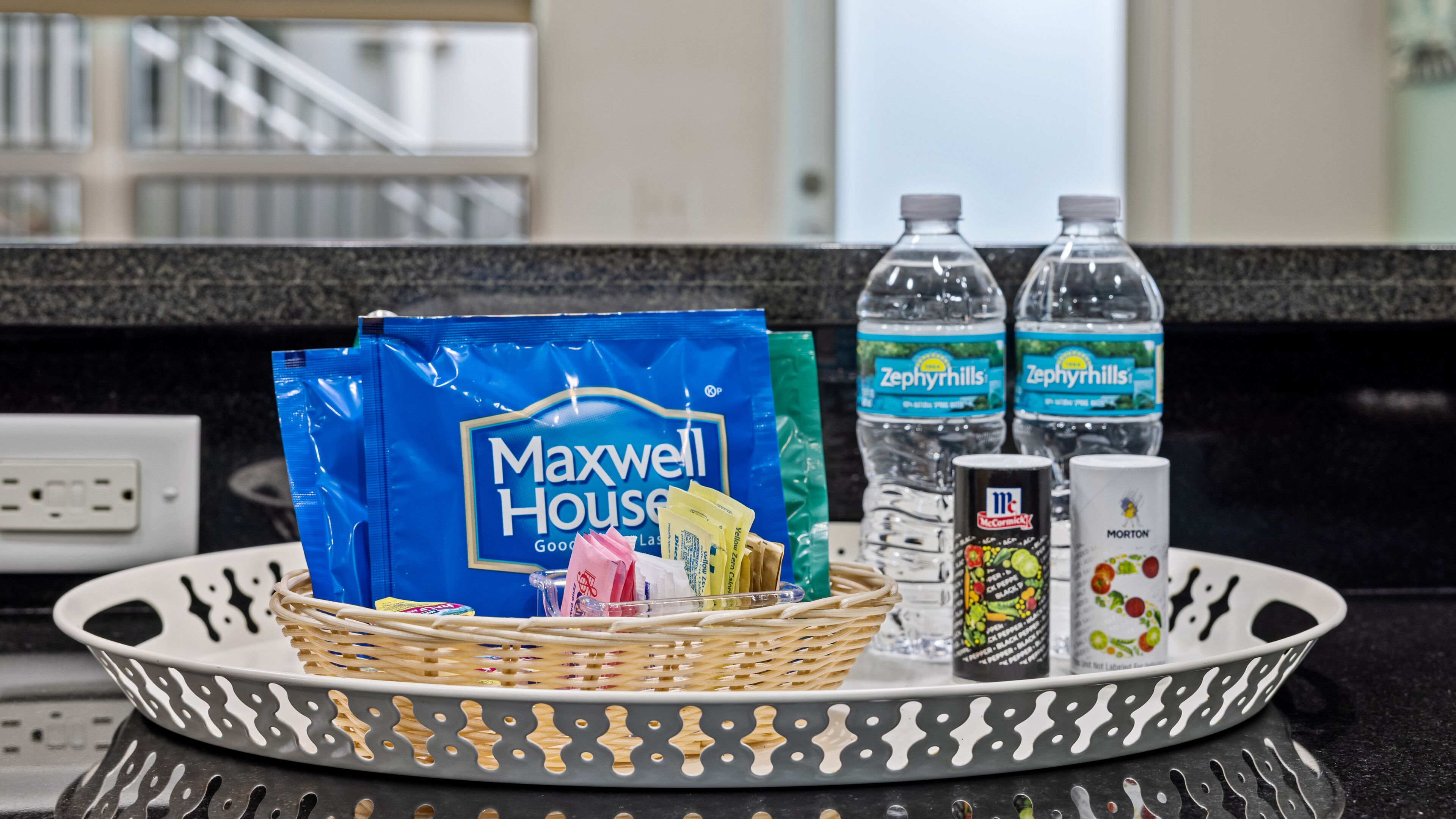 standard studio, 1 king bed, kitchen | in-room dining