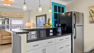 Full-size fridge, microwave, oven, stovetop