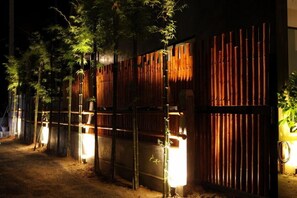 Pintu masuk properti