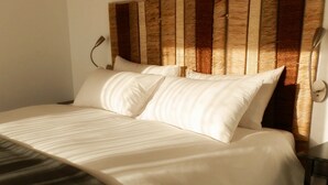 In-room safe, desk, rollaway beds (surcharge), WiFi (free) - Rusticae El Hotelito (Navaluenga)