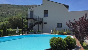 Seasonal outdoor pool, open 9 AM to 8 PM, pool umbrellas, sun loungers - Rusticae El Hotelito (Navaluenga)