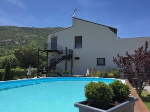 Piscine extérieure (ouverte en saison), parasols de plage