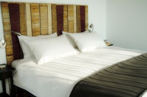 セーフティボックス (室内)、デスク、可動式ベッド、WiFi (無料)