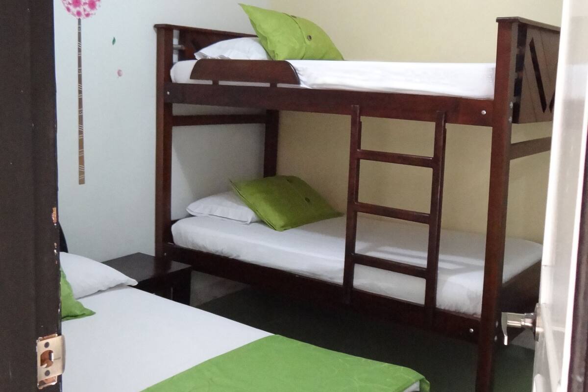 Habitación cuádruple | Tabla de planchar con plancha y wifi gratis
