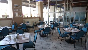 Breakfast, lunch, dinner served; international cuisine  - Hotel Villa Marina (Ensenada)