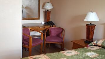 Chambre Standard, 1 grand lit | Bureau, fer et planche à repasser, accès au Wi-Fi (inclus)