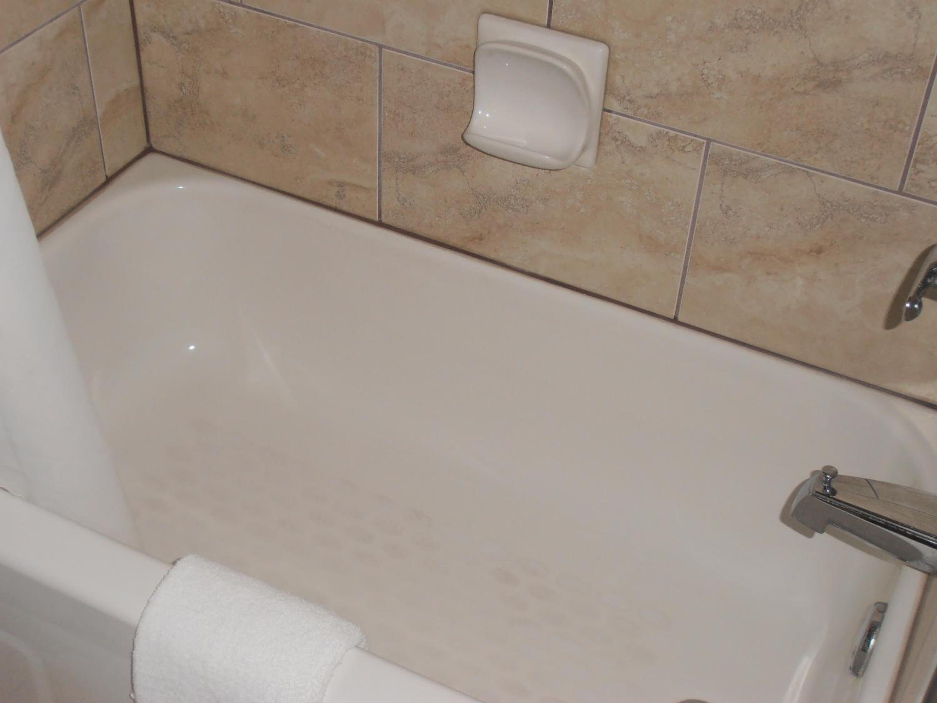 Kombination af bruser/badekar, gratis toiletartikler, hårtørrer